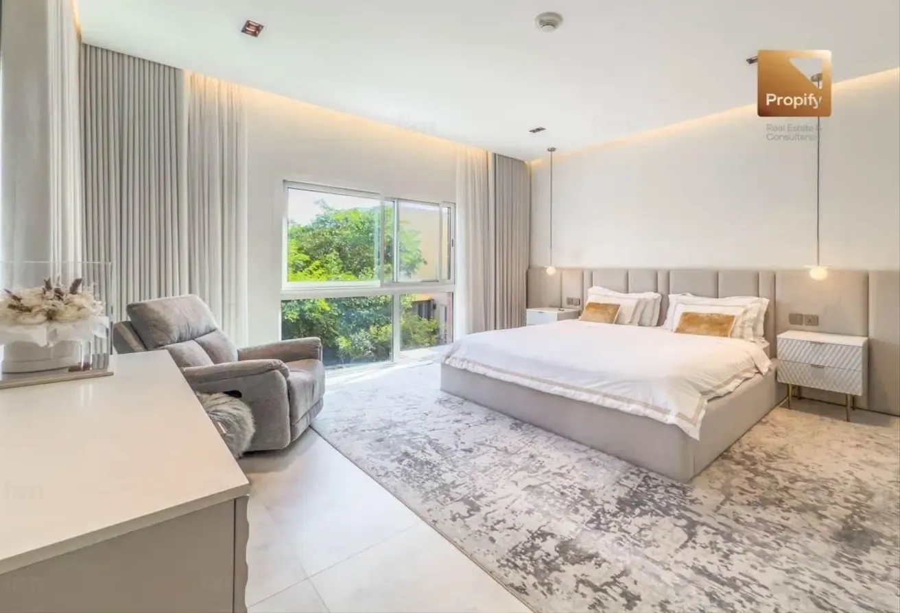 Prime Location Upgraded Unfurnished   Fitted