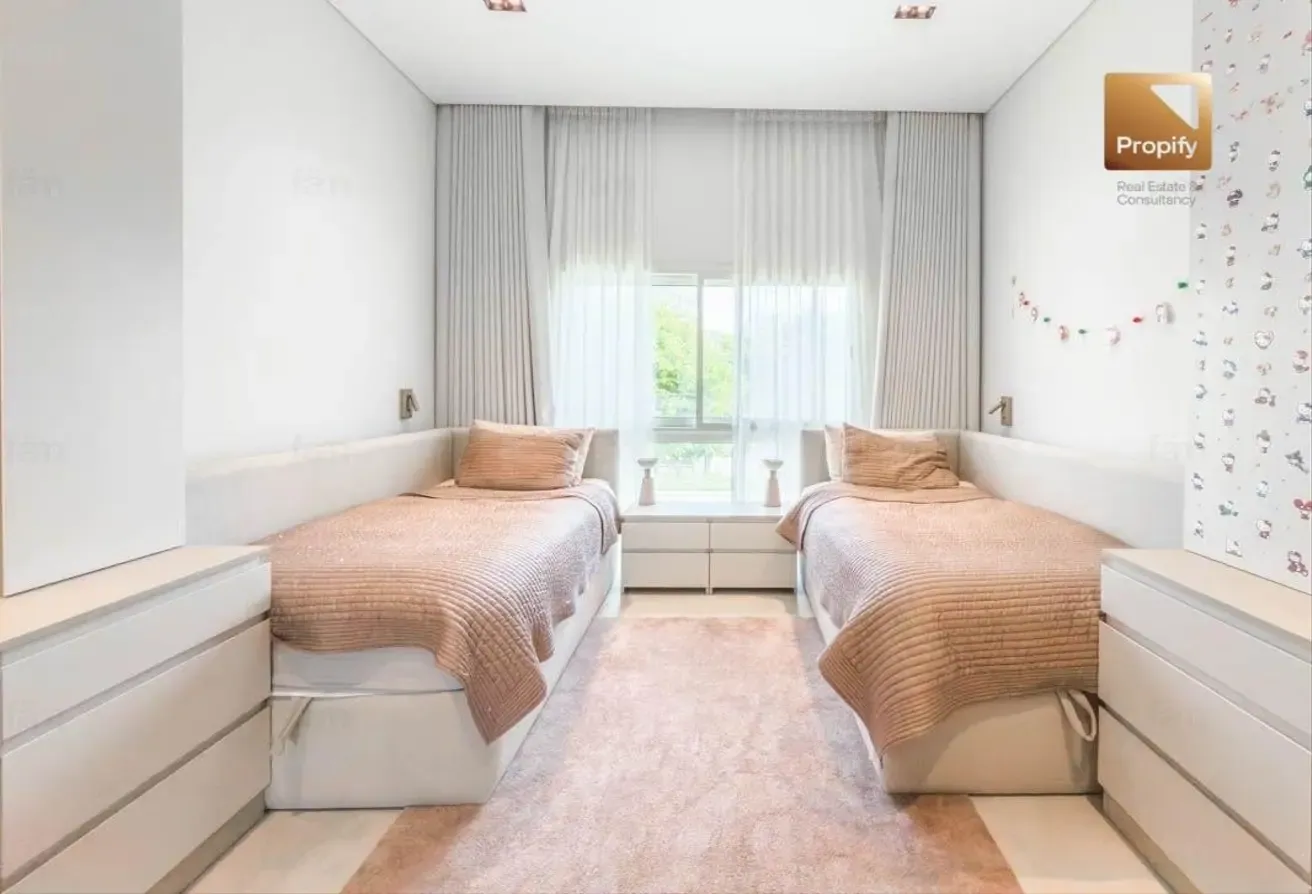 Prime Location Upgraded Unfurnished   Fitted