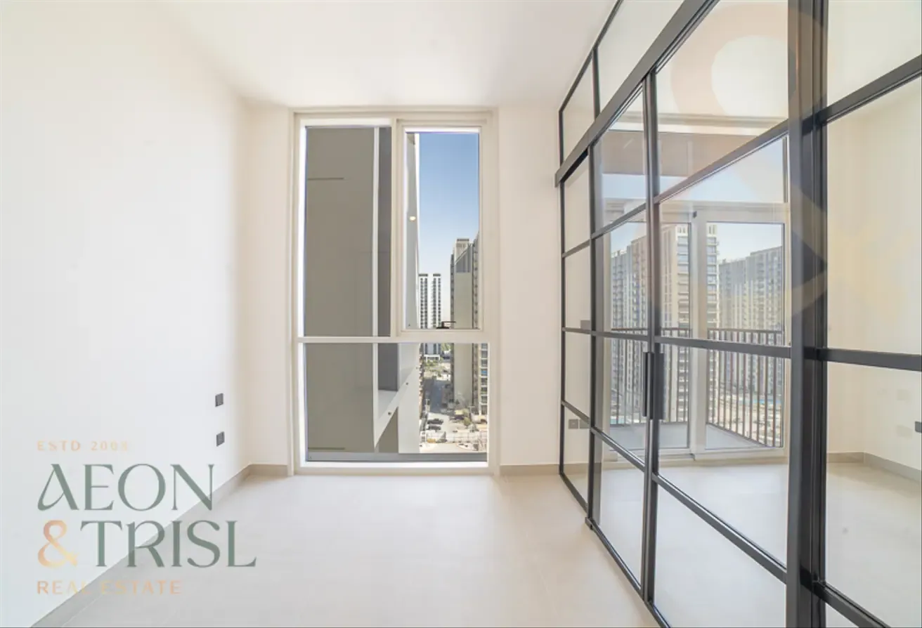 Ready To Move Great Location High Floor