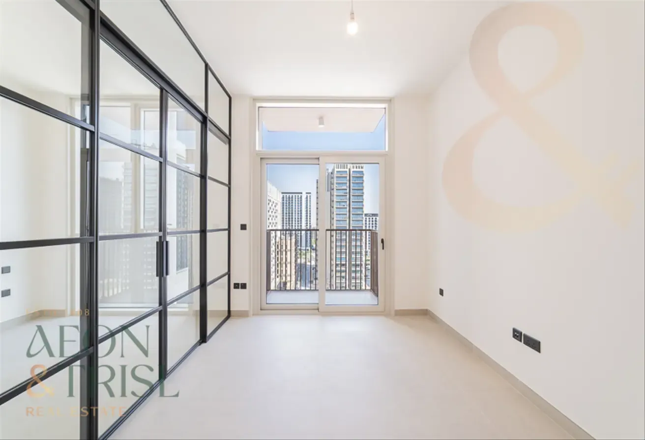 Ready To Move Great Location High Floor
