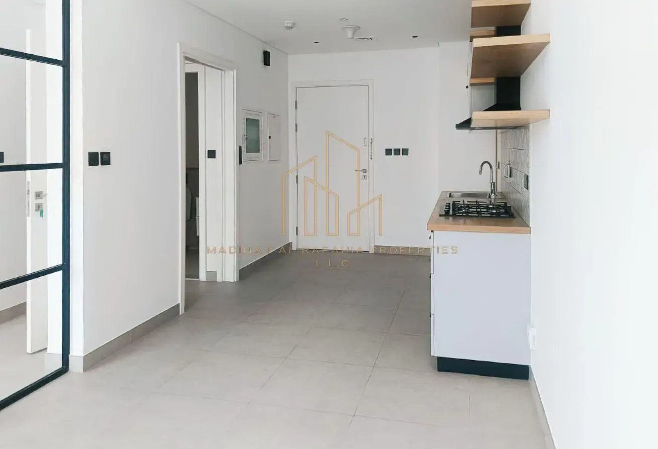 Vacant | Pool View | Low Floor | Bright | Modern