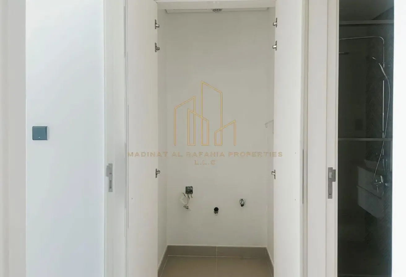 Vacant | Pool View | Low Floor | Bright | Modern