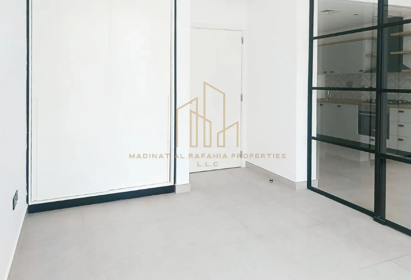Vacant | Pool View | Low Floor | Bright | Modern