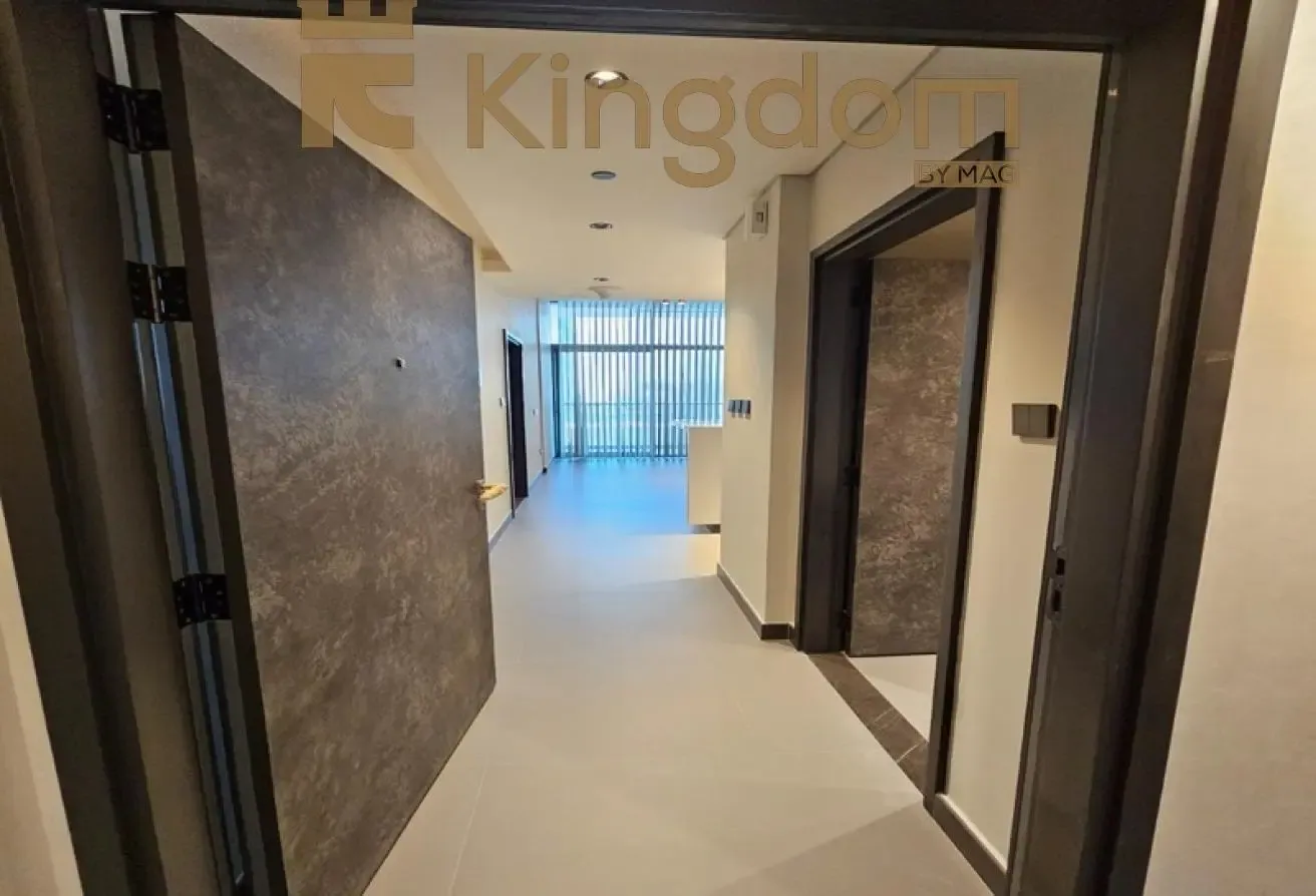 SPACIOUS UNIT | LAKEFRONT LIVING | METRO ACCESS