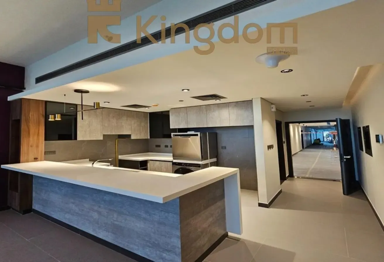 SPACIOUS UNIT | LAKEFRONT LIVING | METRO ACCESS