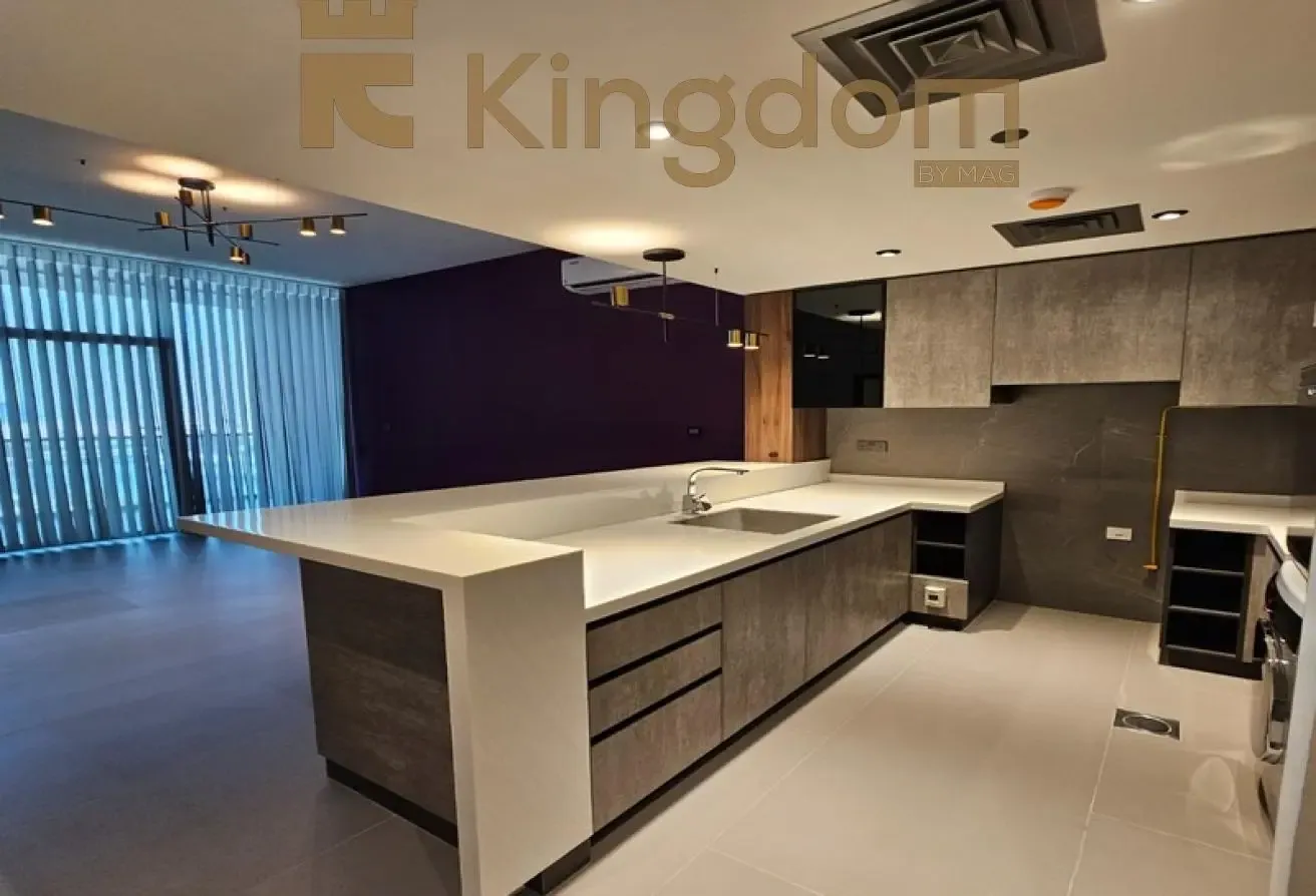 SPACIOUS UNIT | LAKEFRONT LIVING | METRO ACCESS