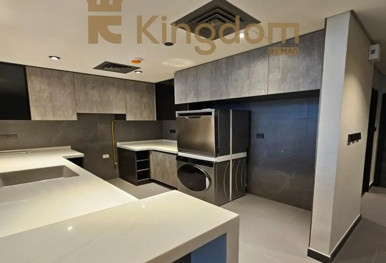 SPACIOUS UNIT | LAKEFRONT LIVING | METRO ACCESS