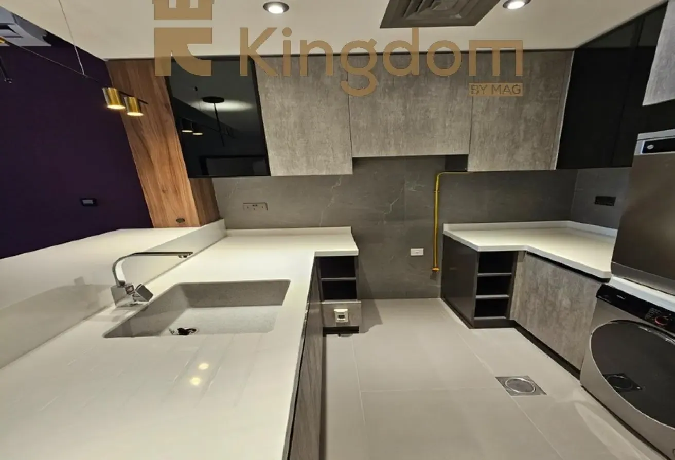 SPACIOUS UNIT | LAKEFRONT LIVING | METRO ACCESS