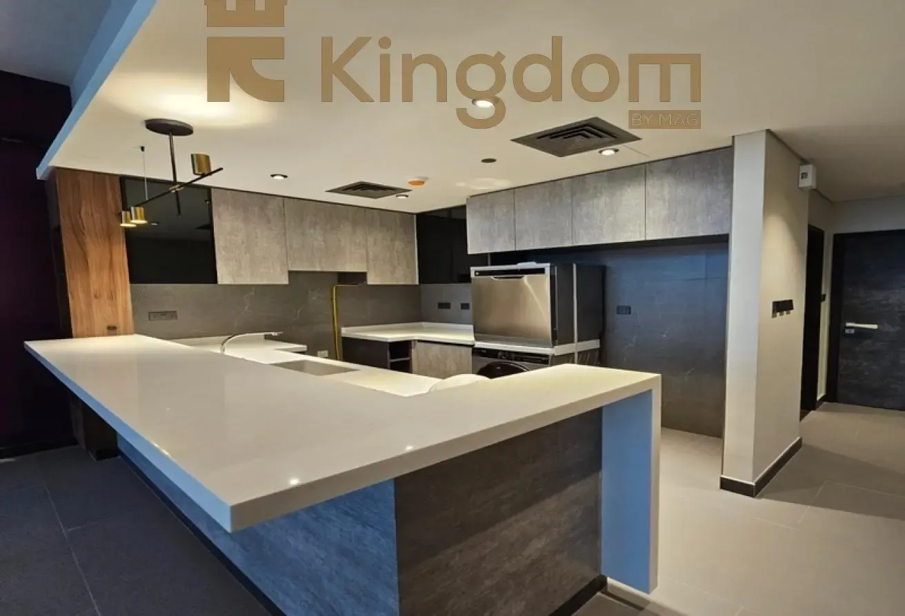 SPACIOUS UNIT | LAKEFRONT LIVING | METRO ACCESS