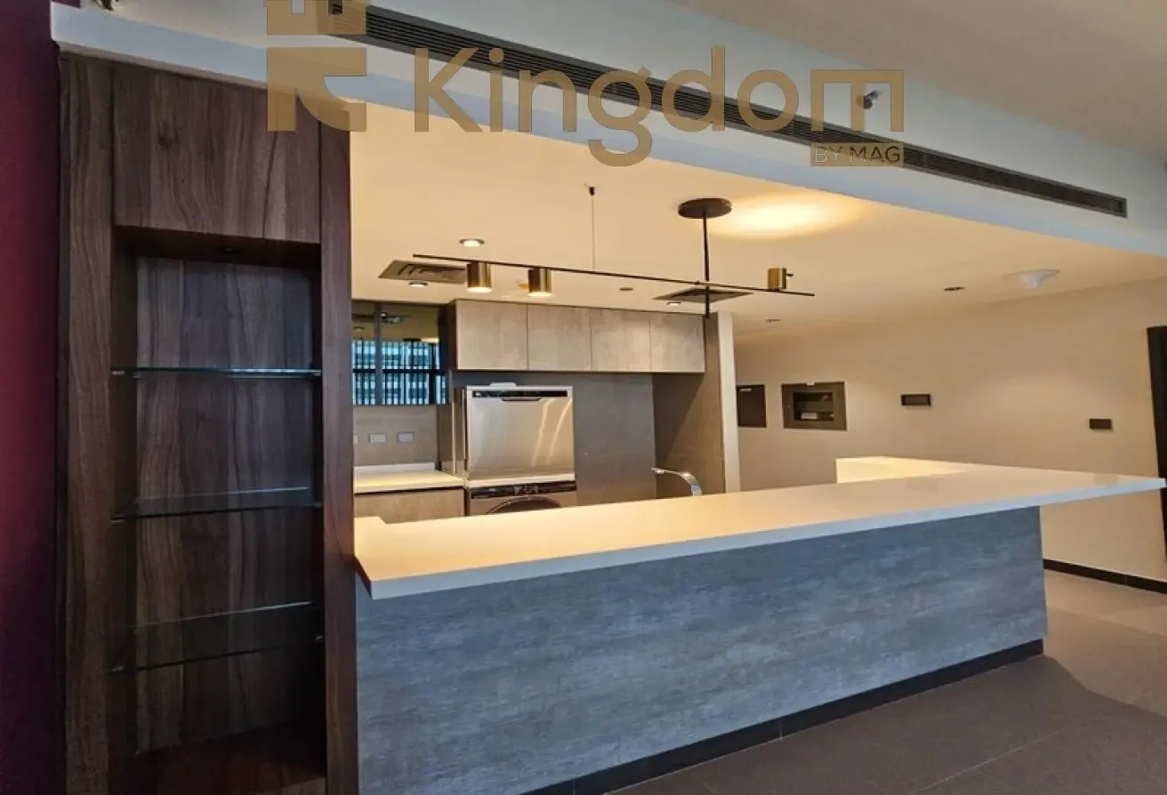 SPACIOUS UNIT | LAKEFRONT LIVING | METRO ACCESS