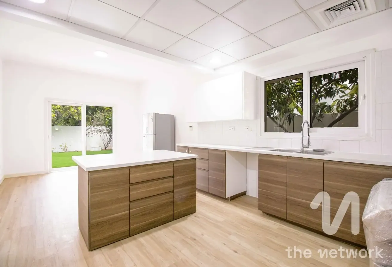 Single Row | Upgraded Floor | Landscaped | Vacant