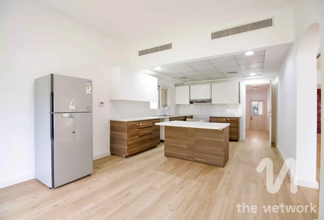 Single Row | Upgraded Floor | Landscaped | Vacant