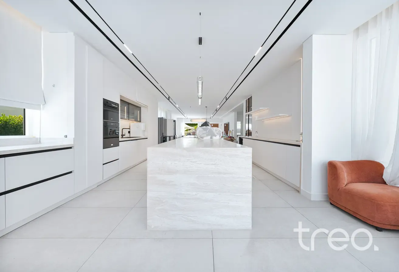 Contemporary | Huge Plot | Vastu