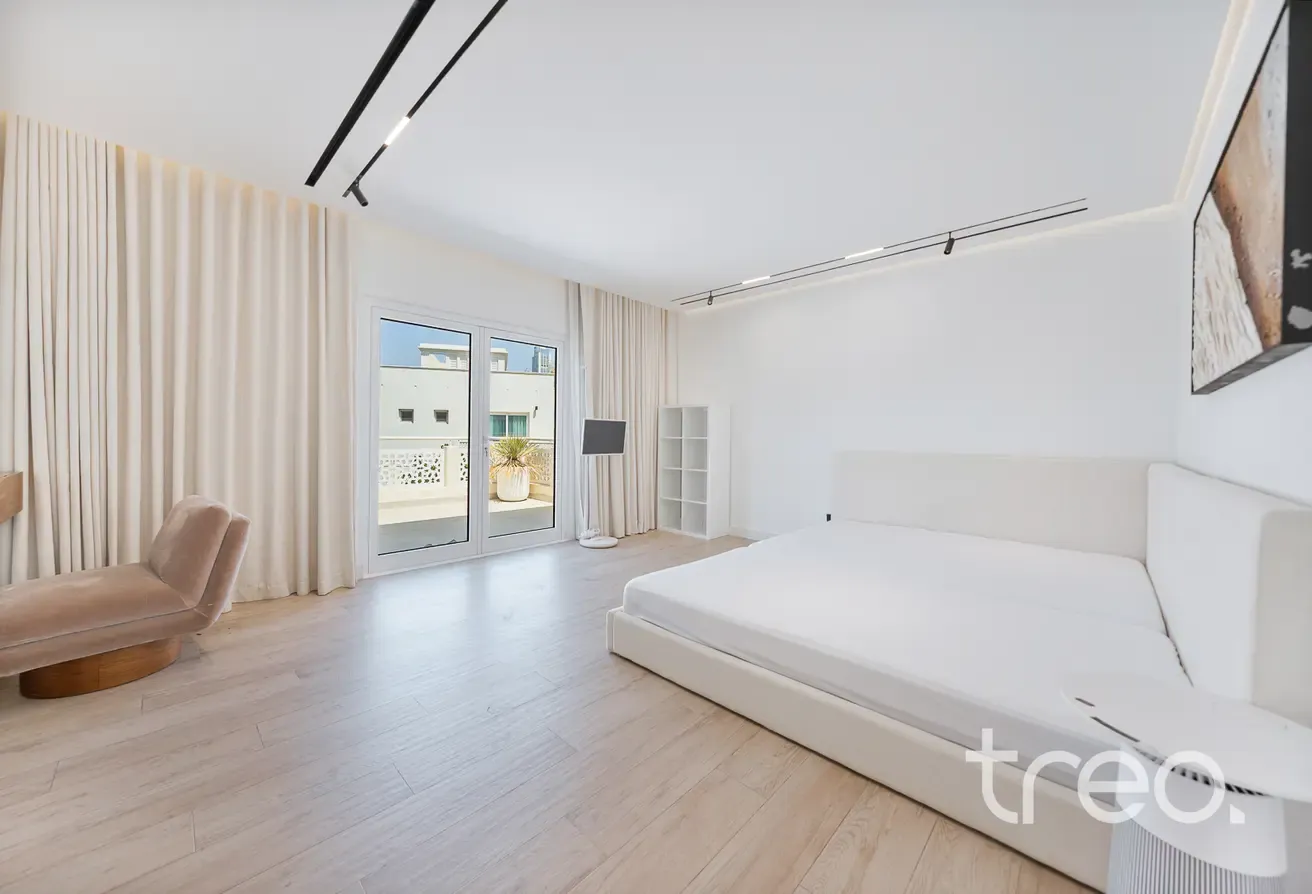Contemporary | Huge Plot | Vastu