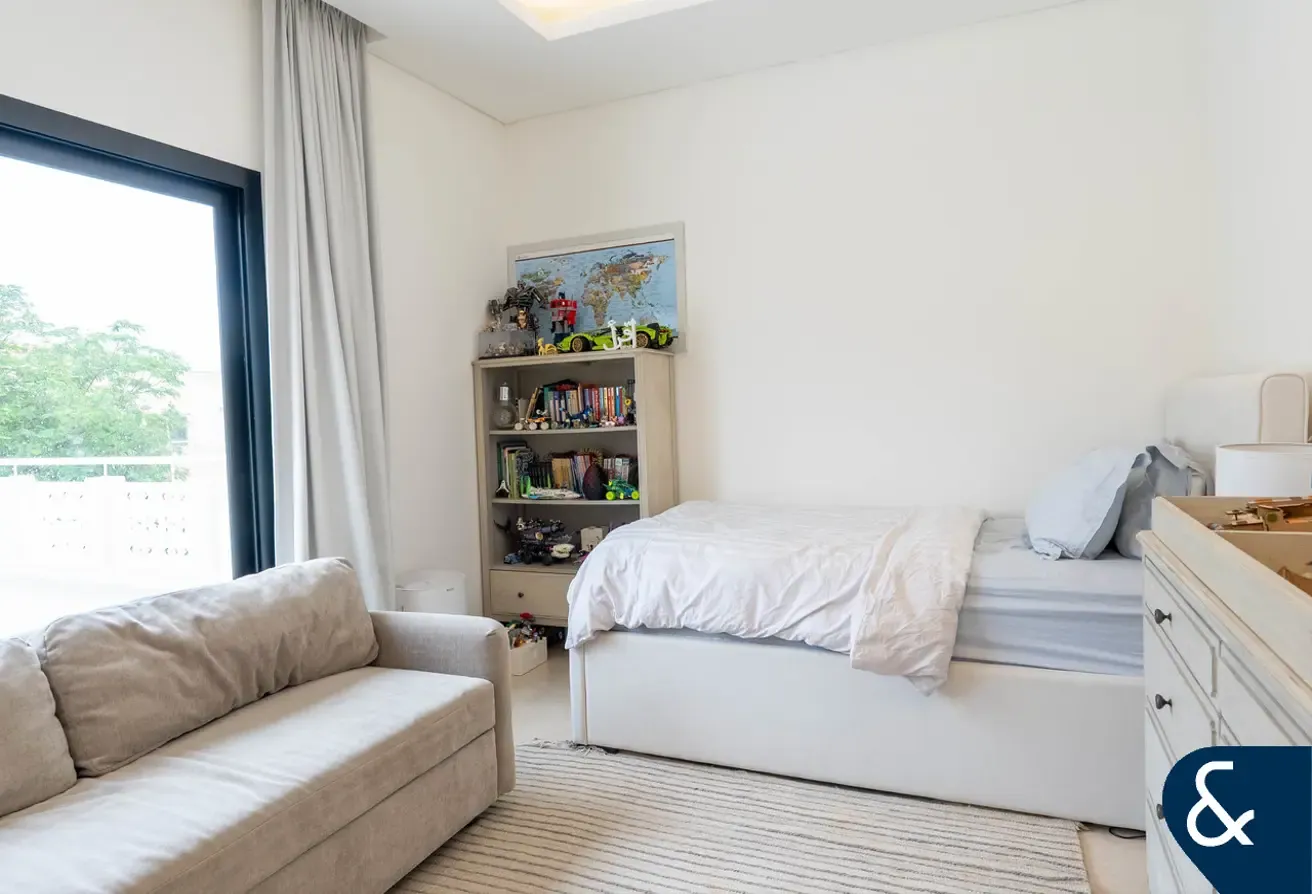 Exclusive | Meadows 1 | Backing park | 5 Bed