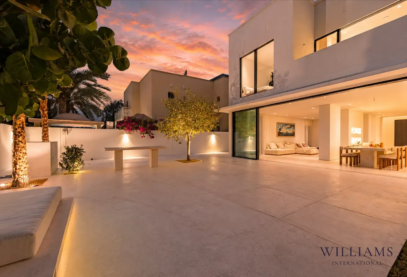 5 BEDROOMS | LUXURY HOME | EXTENDED | LAKE VIEW