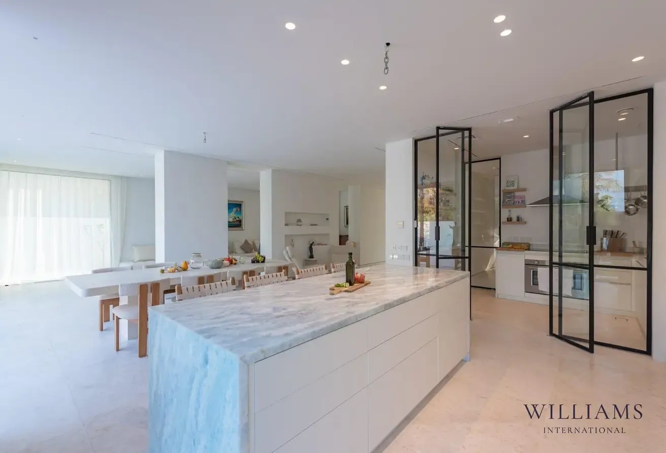 5 BEDROOMS | LUXURY HOME | EXTENDED | LAKE VIEW