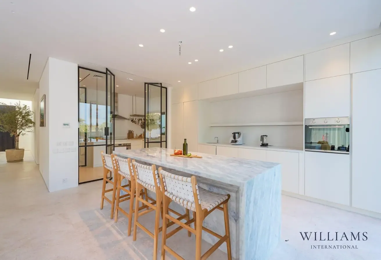 5 BEDROOMS | LUXURY HOME | EXTENDED | LAKE VIEW
