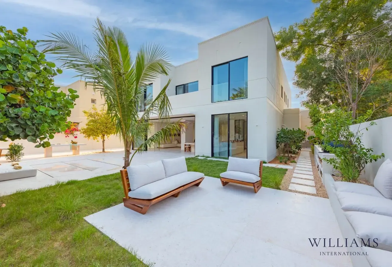 5 BEDROOMS | LUXURY HOME | EXTENDED | LAKE VIEW