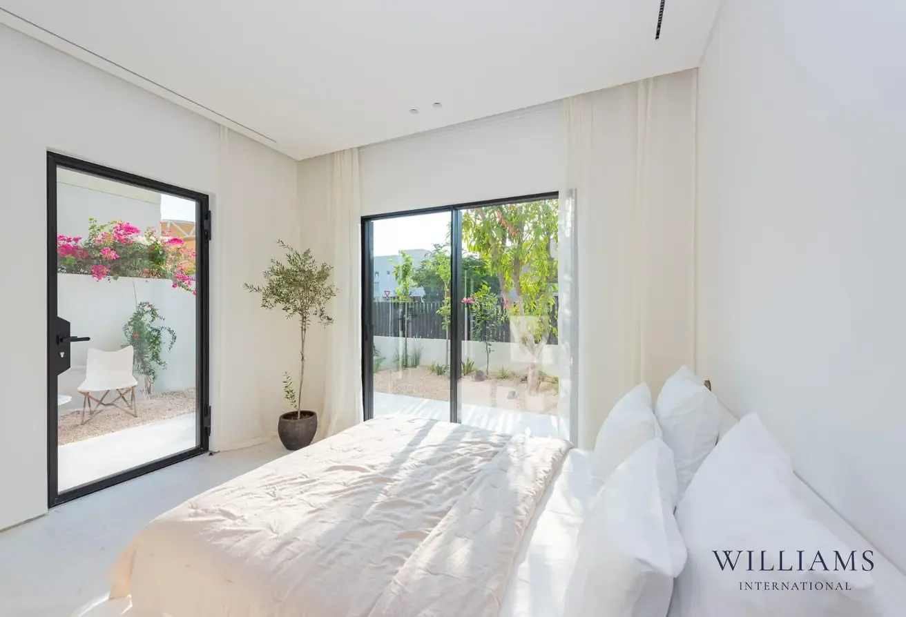 5 BEDROOMS | LUXURY HOME | EXTENDED | LAKE VIEW