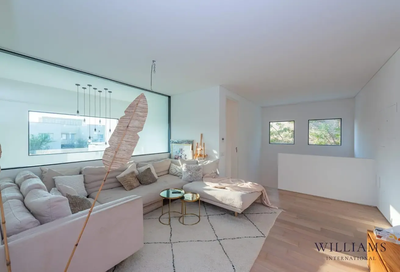 5 BEDROOMS | LUXURY HOME | EXTENDED | LAKE VIEW