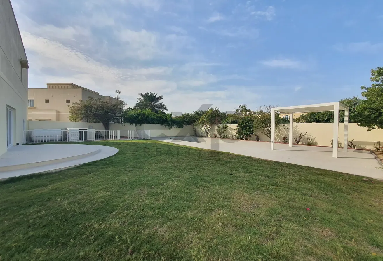 10,000 sqft Corner Plot | 1,300 AED/sqft Lake View
