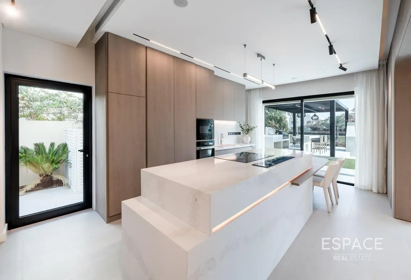 Exclusive Turn Key E2 Hattan with 5 Beds