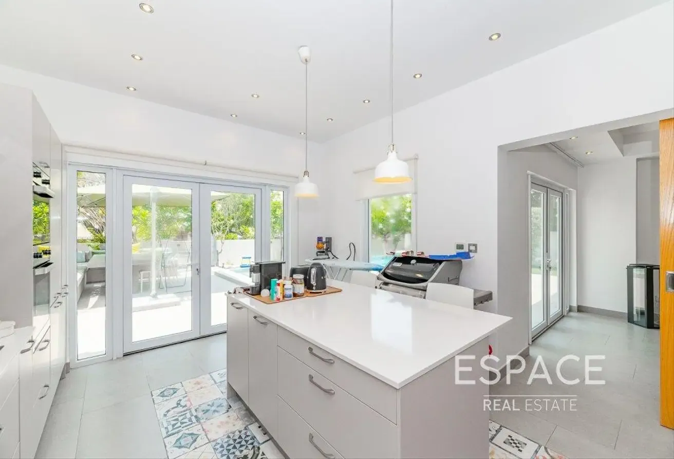 Detached 5 Beds Fully Upgraded with Pool