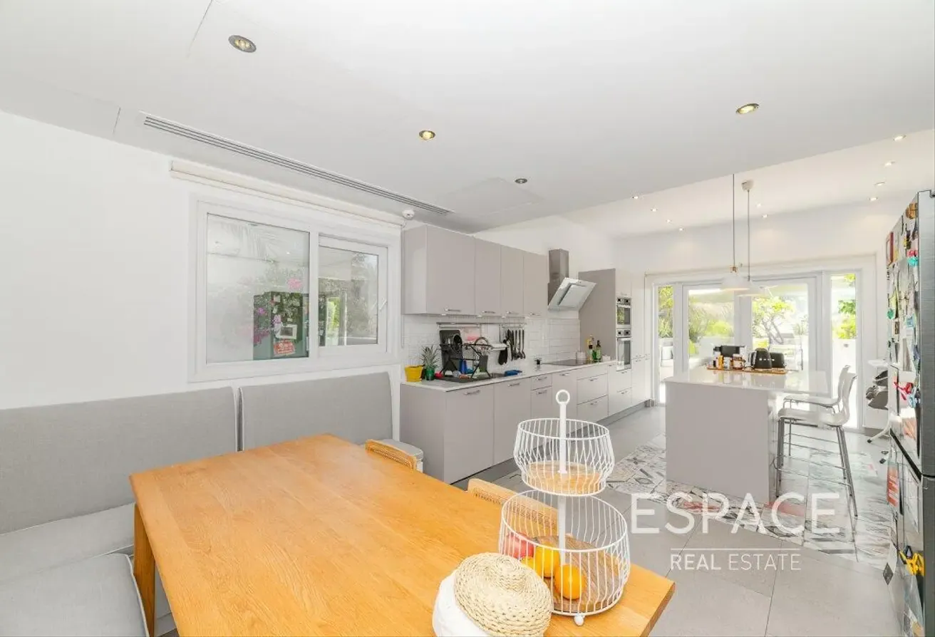 Detached 5 Beds Fully Upgraded with Pool