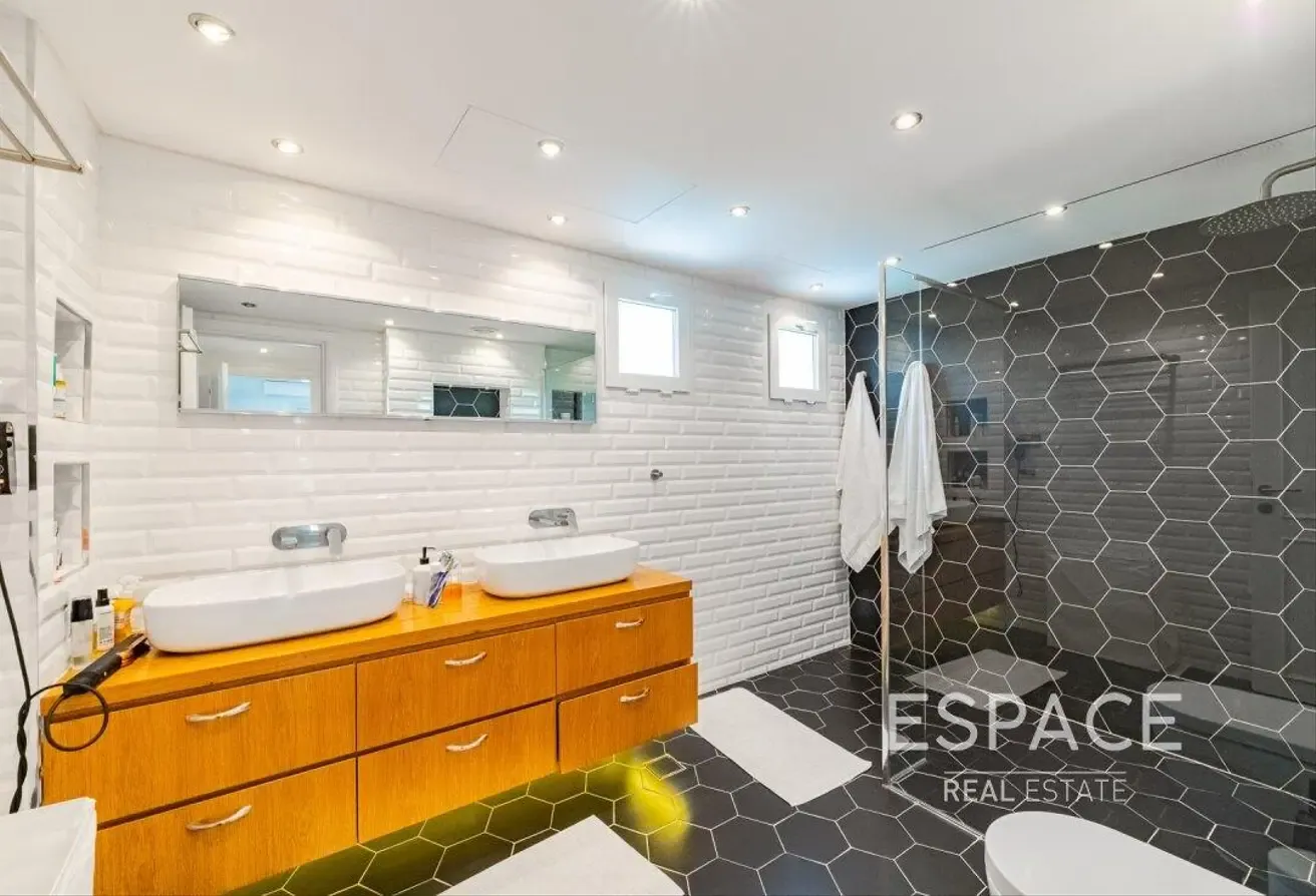 Detached 5 Beds Fully Upgraded with Pool