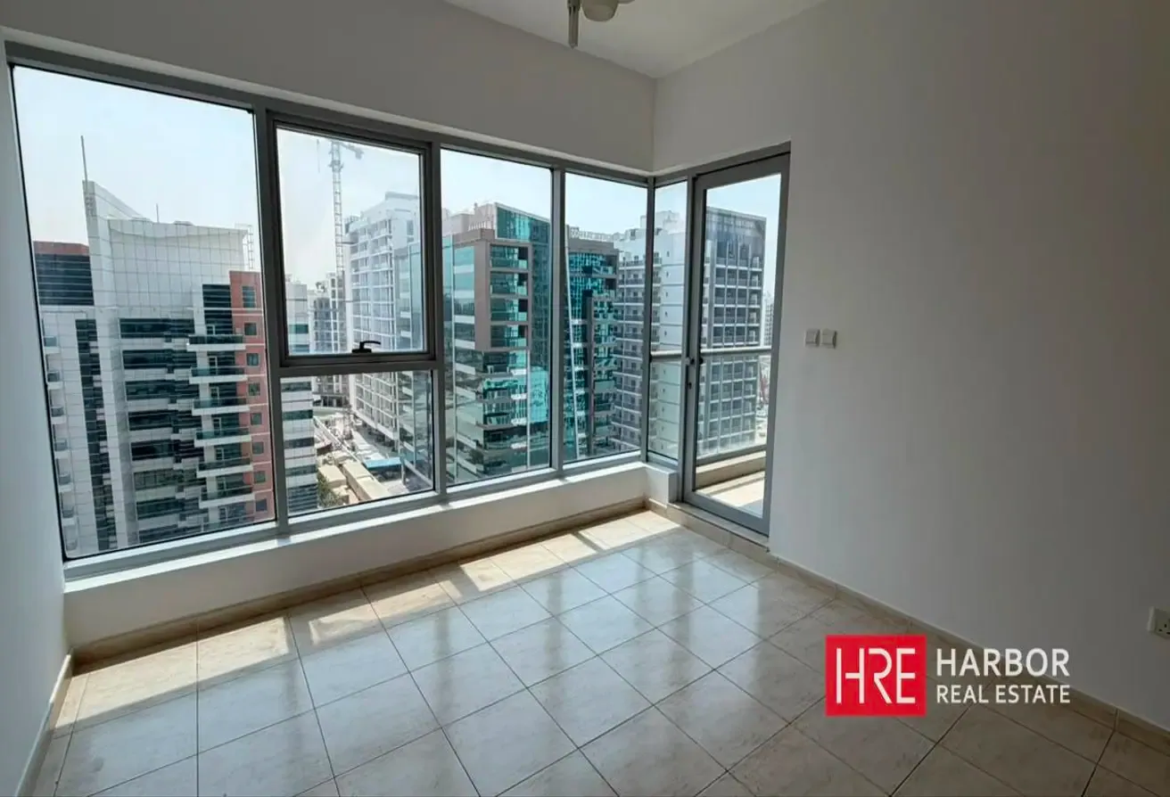 Spacious 2 BHK Corner Unit | Closed Kitchen