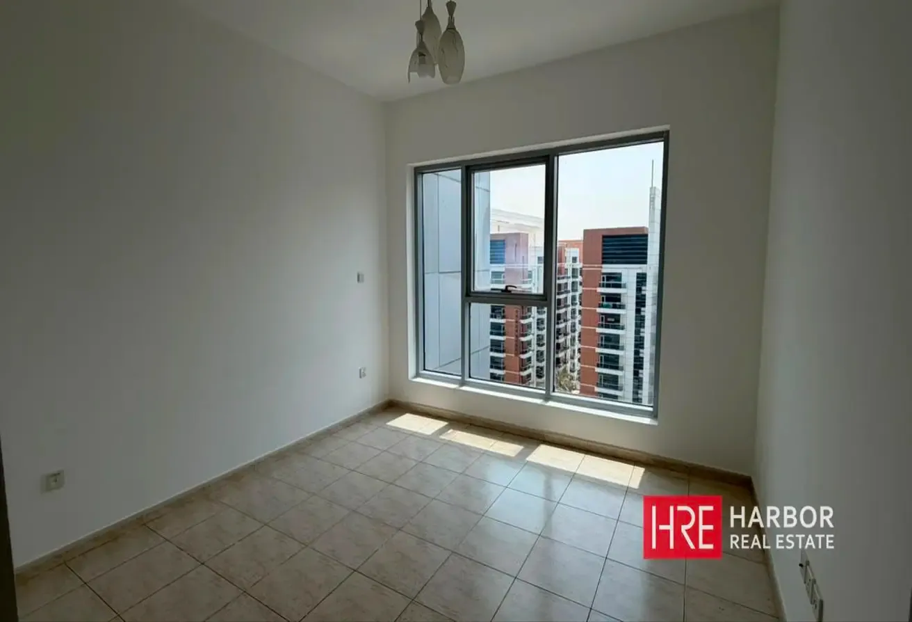 Spacious 2 BHK Corner Unit | Closed Kitchen