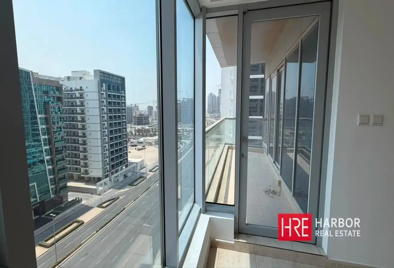 Spacious 2 BHK Corner Unit | Closed Kitchen