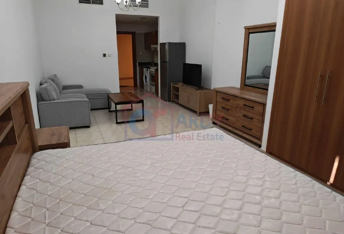 Furnished Studio spacious bright and ready to move