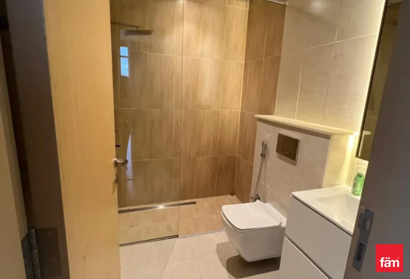 Bright & Spacious 1BR| Regina Tower JVC