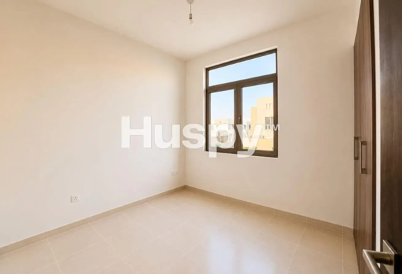 Middle Unit | Unfurnished | Vacant Now