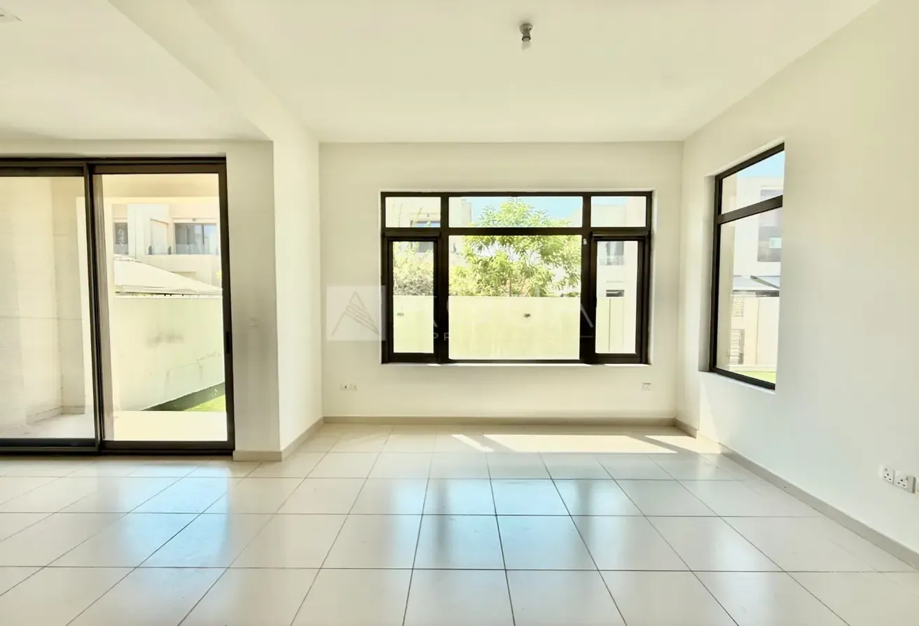 CORNER UNIT | STUDY ROOM | CLOSE TO POOL