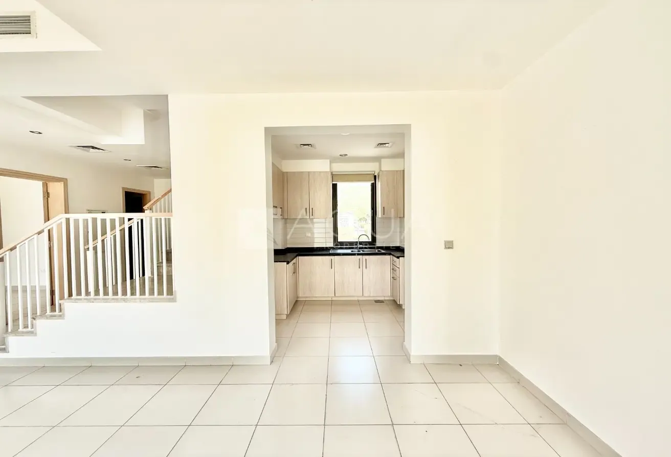 CORNER UNIT | STUDY ROOM | CLOSE TO POOL