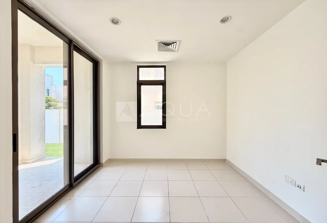 CORNER UNIT | STUDY ROOM | CLOSE TO POOL