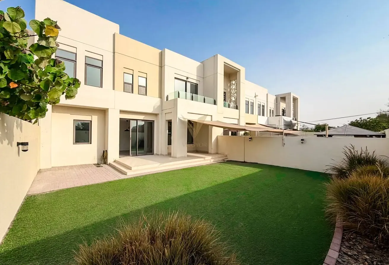 VACANT 4BR TH | SINGLE ROW | BIG PLOT