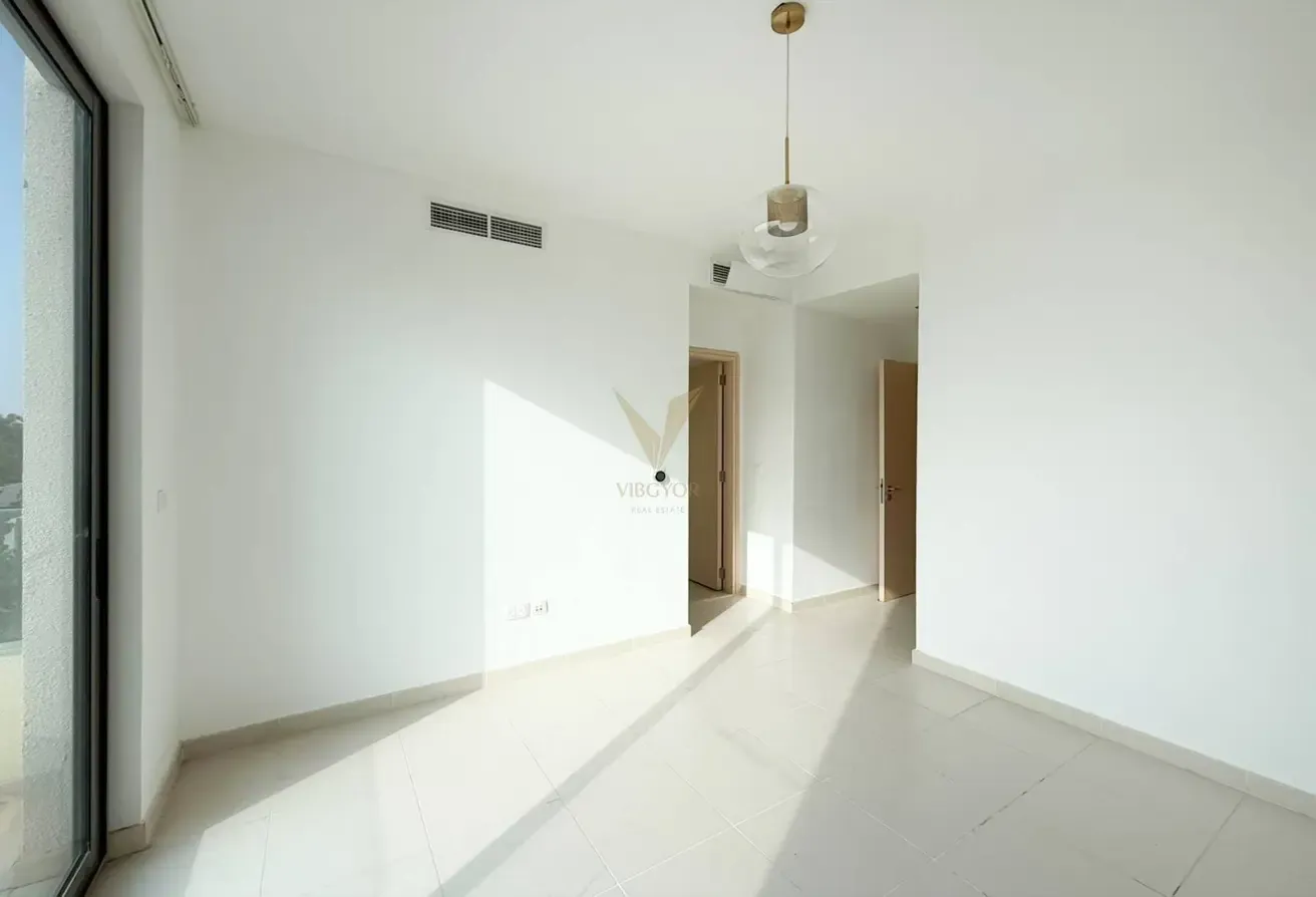 VACANT 4BR TH | SINGLE ROW | BIG PLOT