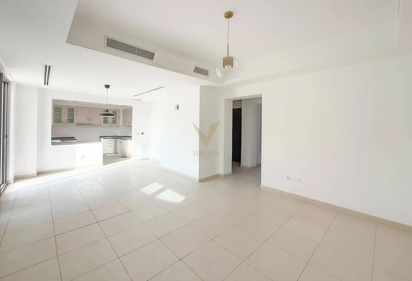 VACANT 4BR TH | SINGLE ROW | BIG PLOT