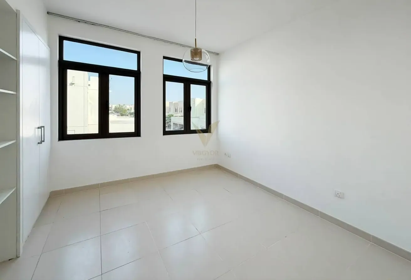VACANT 4BR TH | SINGLE ROW | BIG PLOT