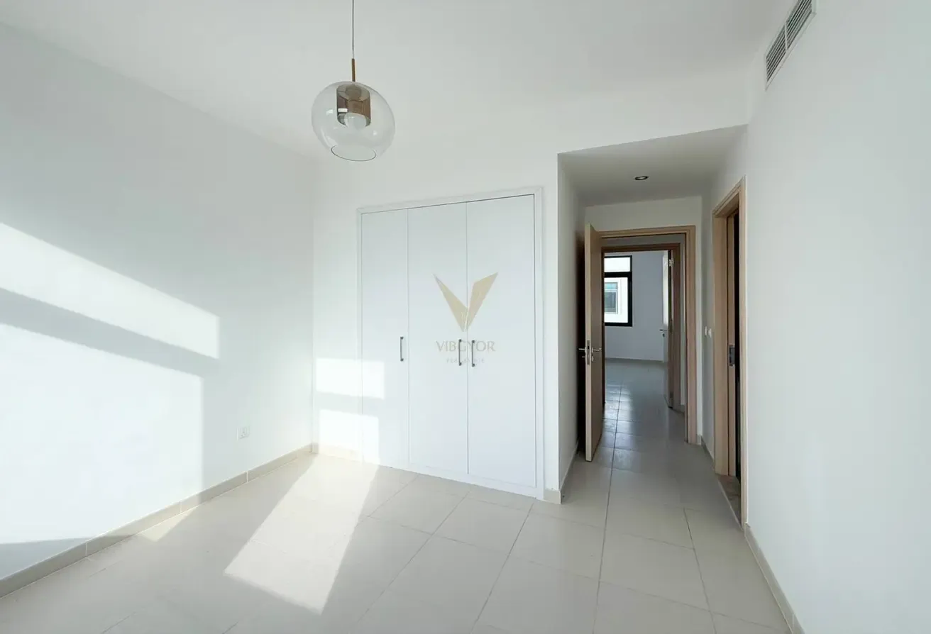VACANT 4BR TH | SINGLE ROW | BIG PLOT