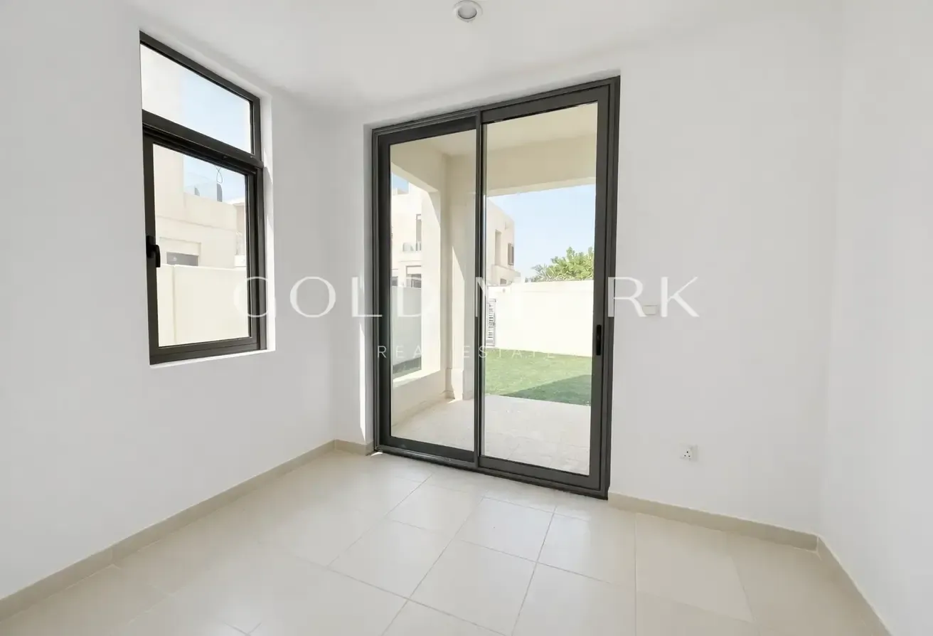 End Unit | Study Room | Near Park and Pool