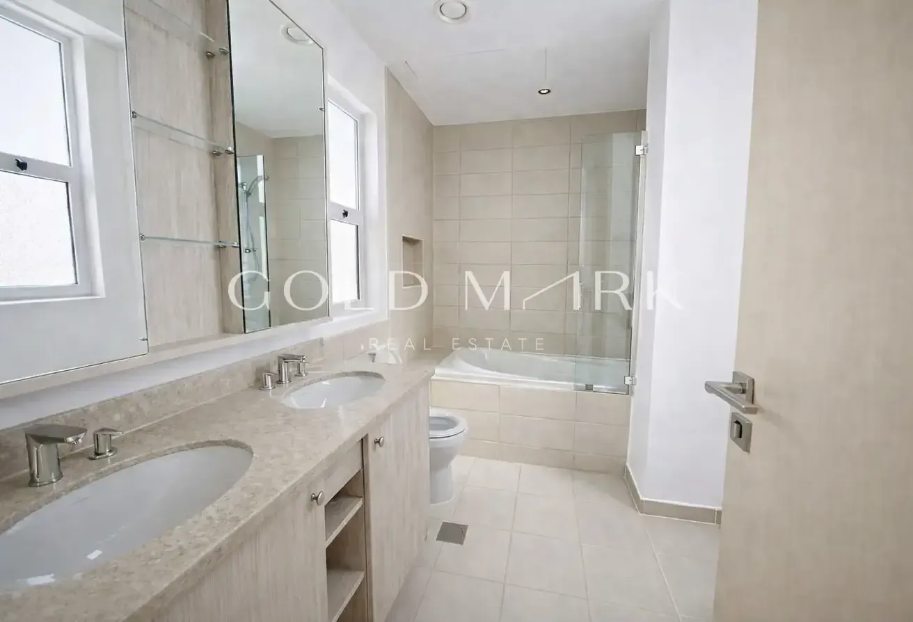 End Unit | Study Room | Near Park and Pool