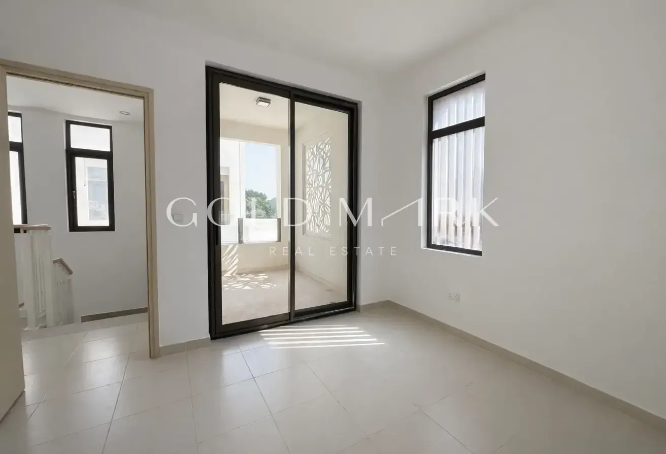 End Unit | Study Room | Near Park and Pool