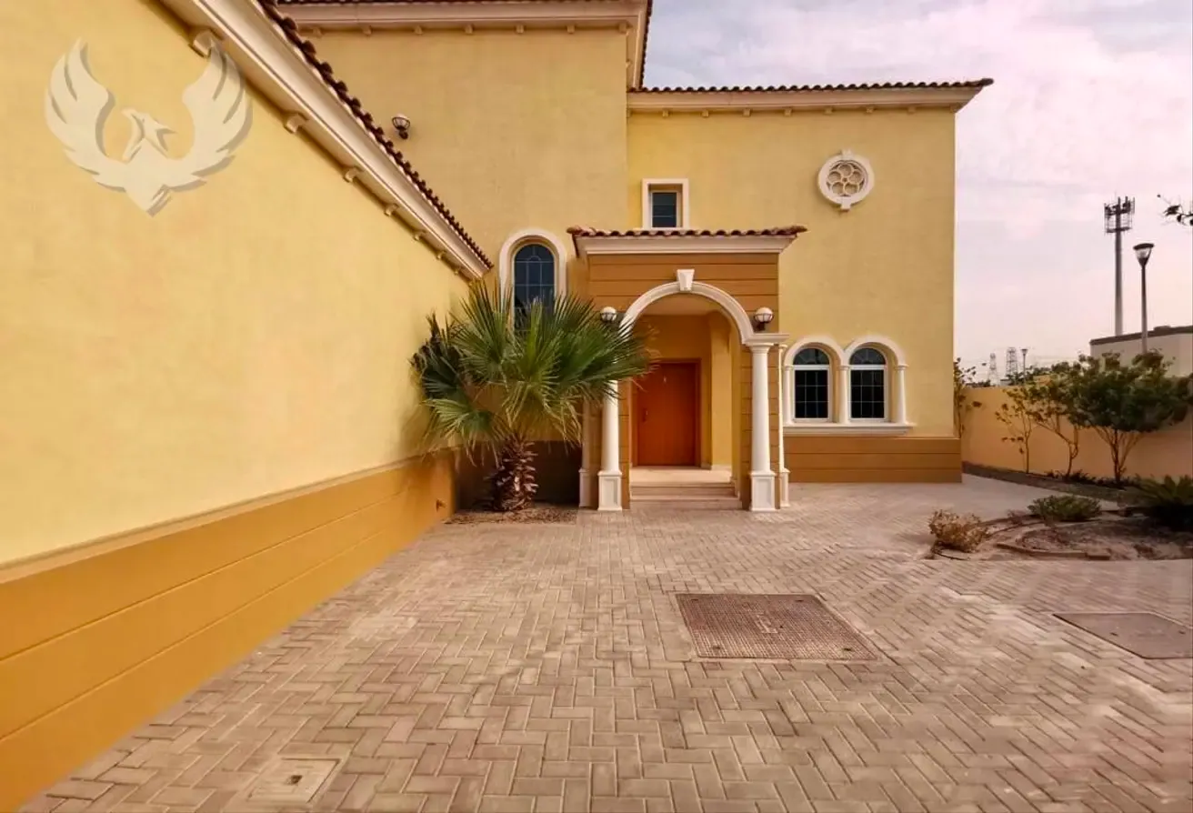 Stunning Villa    Spacious Layout  |  Exclusive
