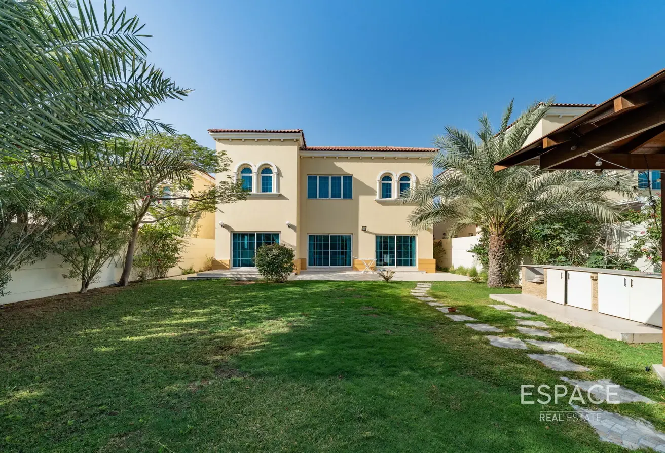 Opposite Park | Upgraded | 4 Beds