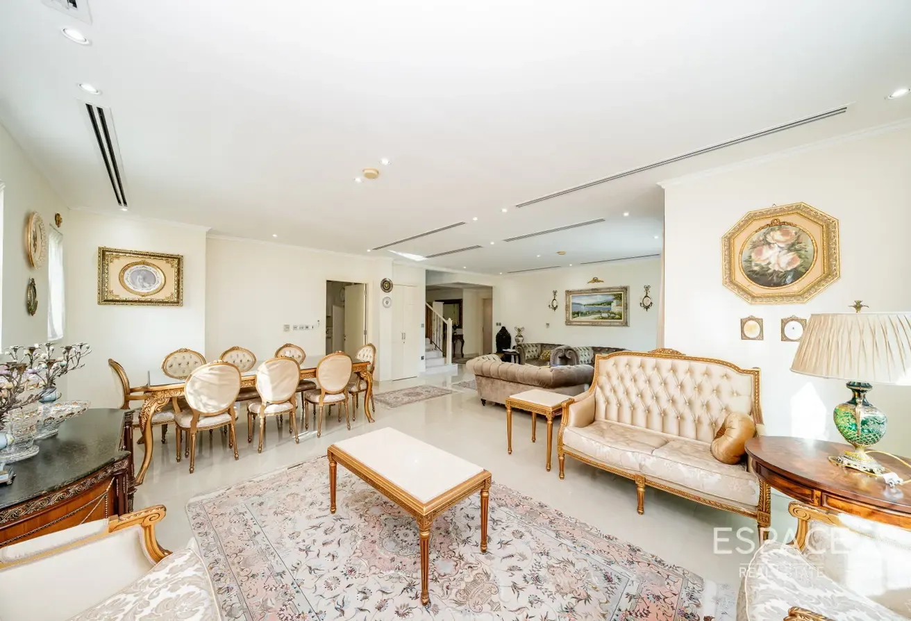 Opposite Park | Upgraded | 4 Beds